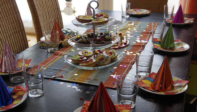 préparation table pour anniversaire d'enfants