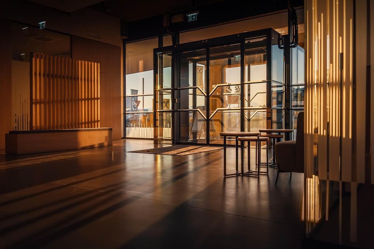 Intérieur moderne d'une salle d'attente avec lumière dorée et mobilier minimaliste