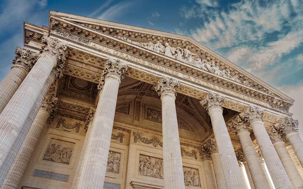 Façade d'un édifice néoclassique sous un ciel bleu