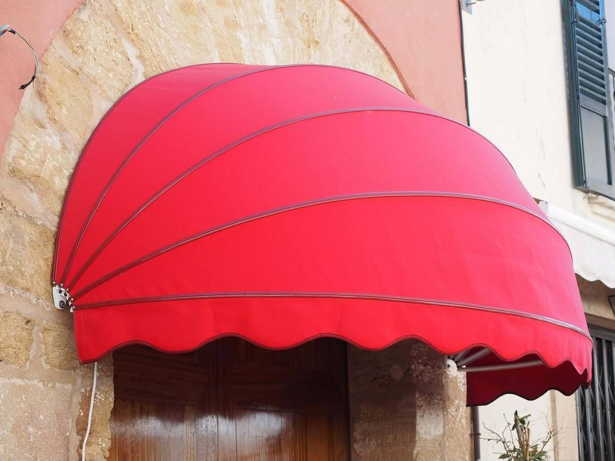 Auvent de caravane : ne confondez plus ventouse et barre anti-poche