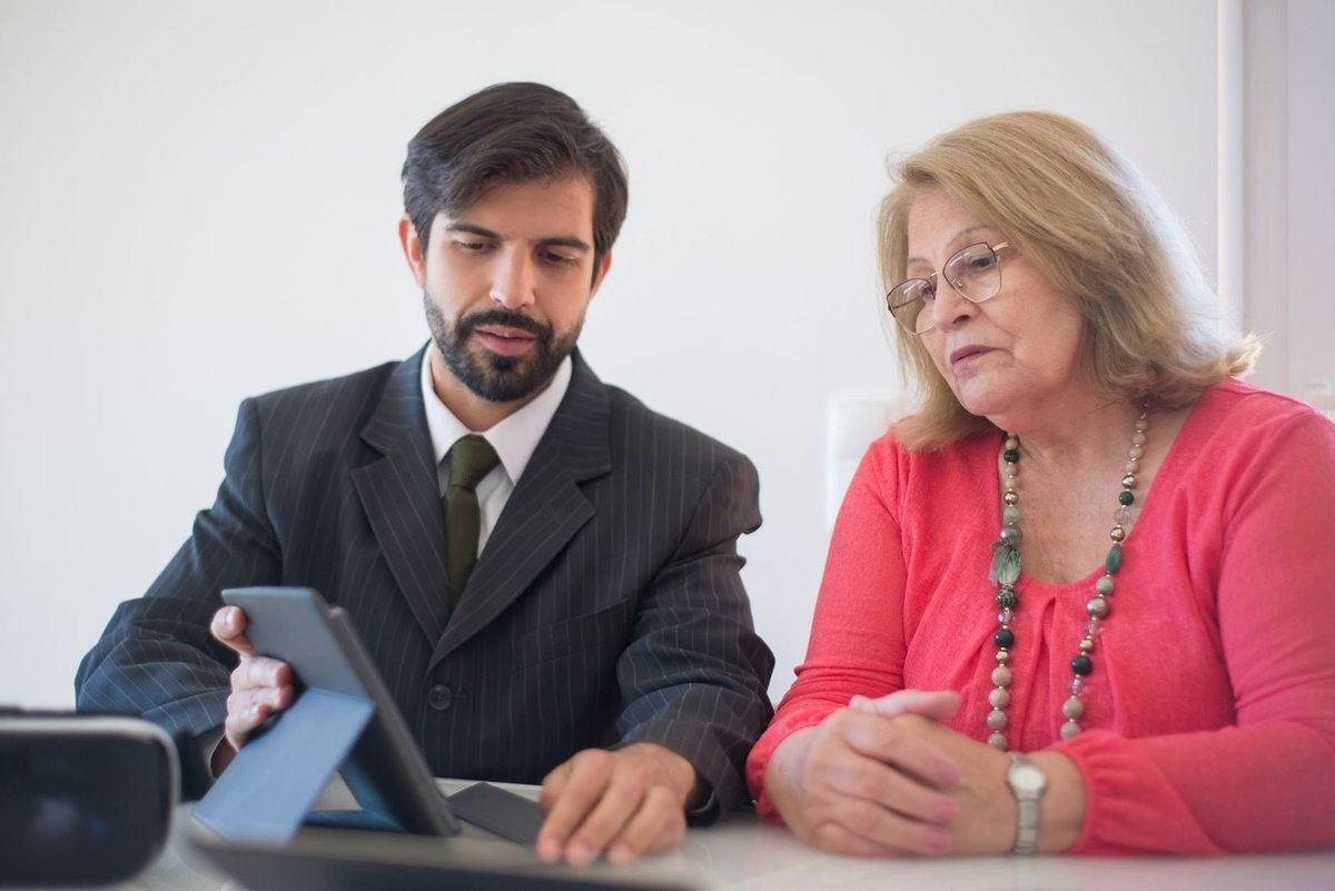 Homme et femme examinent un document sur une table
