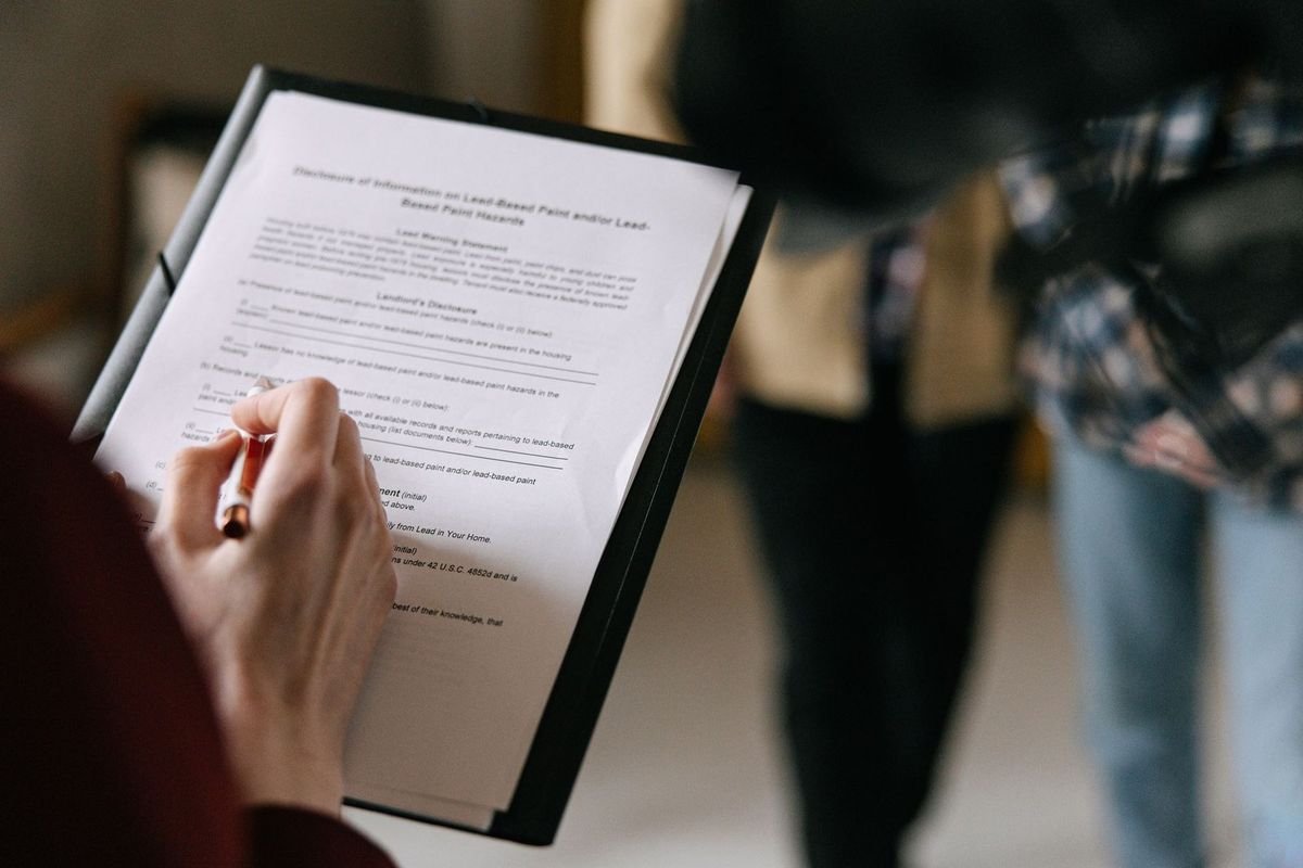 Individu prenant des notes lors d'une réunion ou d'un entretien Individu prenant des notes lors d'une réunion ou d'un entretien