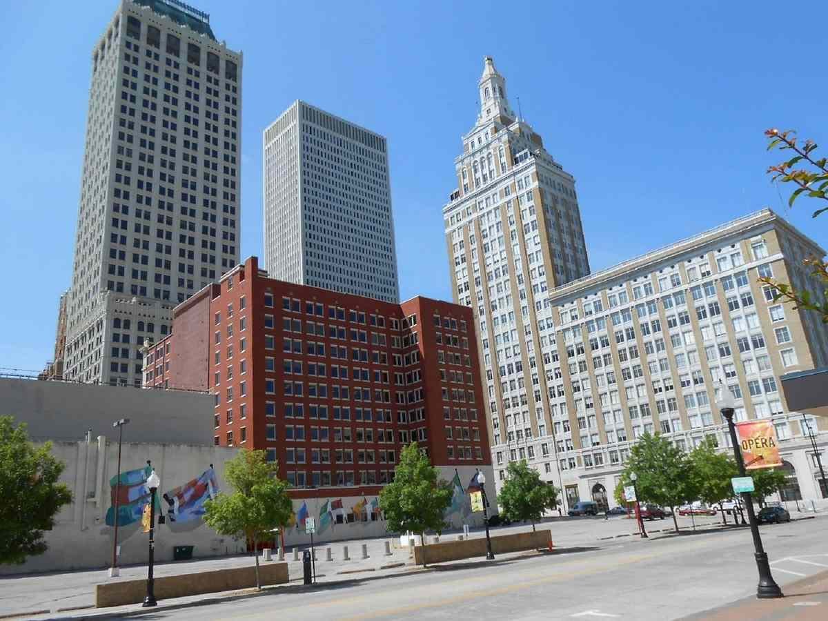 Des bâtiments urbains modernes sous un ciel bleu clair